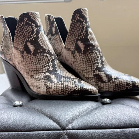 New, Never Worn, Vince Camuto Bibestie Leather Bootie, Natural Multi Size 7M - Picture 1 of 7